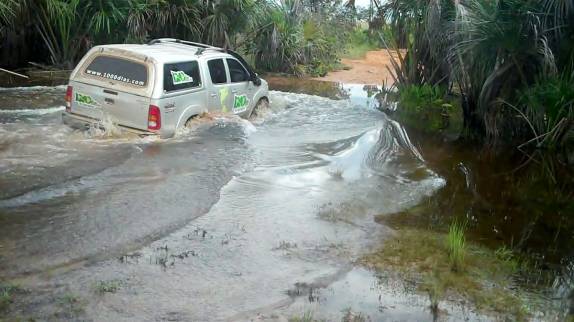 Fiona atravessa rio no P.N Nascentes do Parnaíba, município de São Félix do Tocantins, região do Jalapão - TO